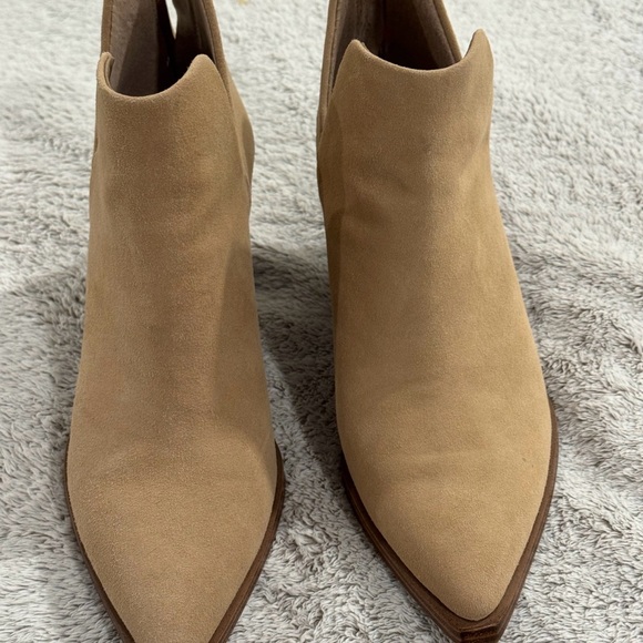Vince Camuto camel booties! EUC! Size 8 - Picture 2 of 9